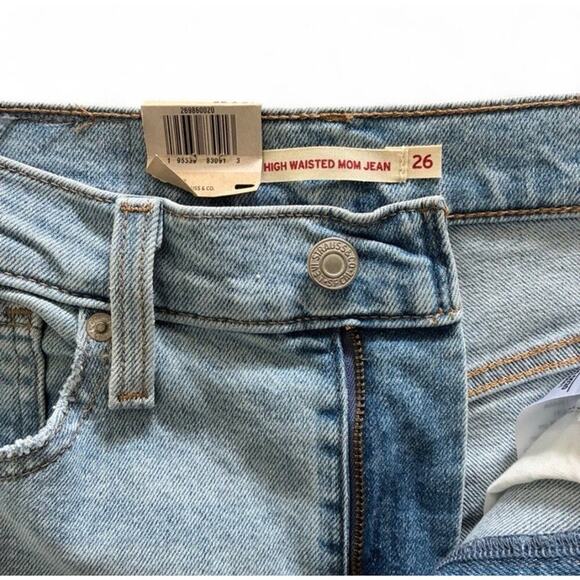 Women’s NWT Levi Strauss High Waisted Mom Jean Light Wash 26” Waist 27” Inseam - Picture 4 of 7